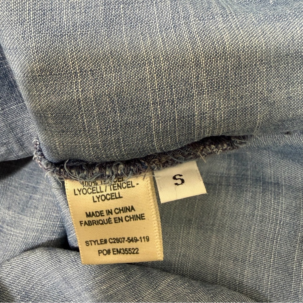 Cloth & Stone Chambray Cap Sleeve Shirt Top Size Small Button Up Chest Pockets - Picture 8 of 9